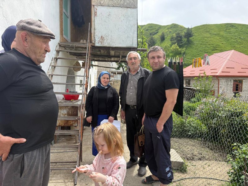 4 июня директор ГБУ РД ЦСОН в МО «Ахвахский район» Сайгидова М.А,заместитель директора Карагишев М.А.