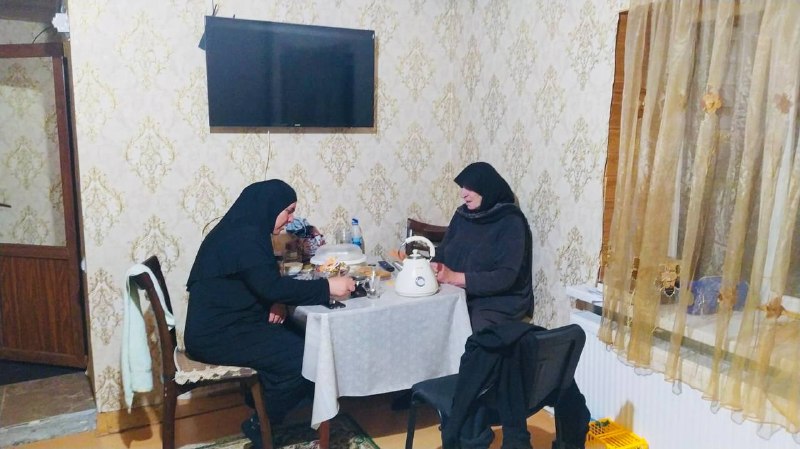 📌Социальный работник отделения социального обслуживания на дому граждан пожилого возраста и инвалидов № 2 из села Цолода Дибирова Шахрузат оказывает социально- бытовые услуги(помощь в приготовлении пищи)своей подопечной Кебетдибировой С. , согласно график