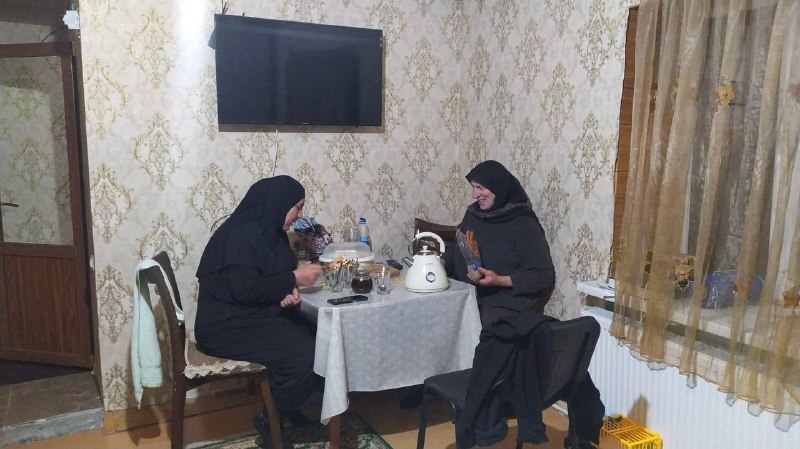 📌Социальный работник отделения социального обслуживания на дому граждан пожилого возраста и инвалидов № 2 из села Цолода Дибирова Шахрузат оказывает социально- бытовые услуги(помощь в приготовлении пищи)своей подопечной Кебетдибировой С. , согласно график
